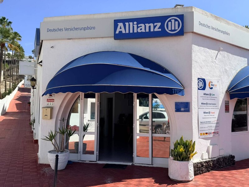 Fachada de nuestra oficina en San Eugenio Alto, Adeje, con el rótulo de Allianz